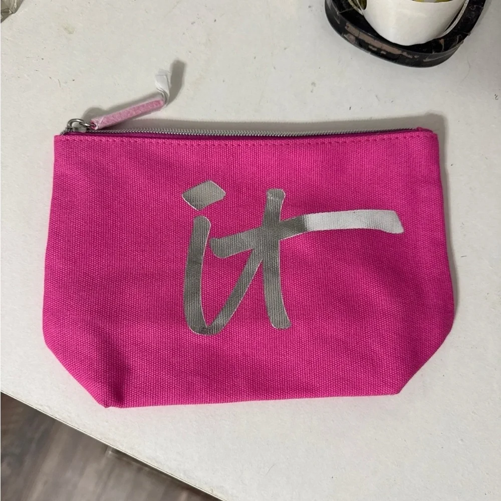 IT Cosmetic Bag Brand New - Picture 1 of 6